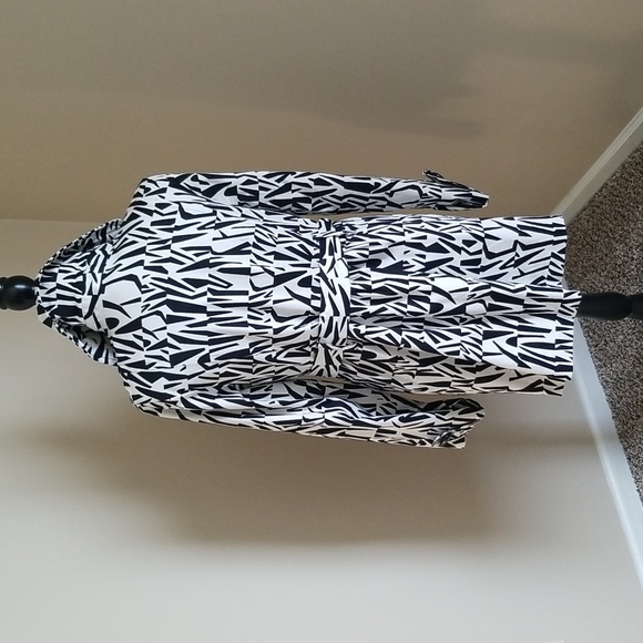 Sharp Black & White Print Lined Lun Jacket. - Picture 3 of 5